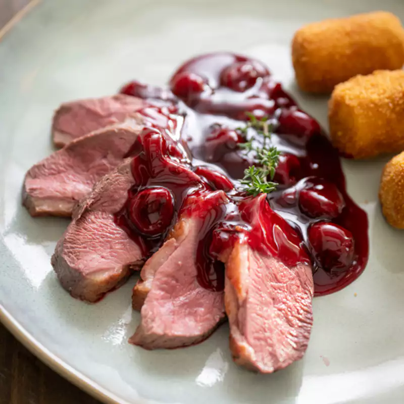 Magret de canard à la sauce aux cerises